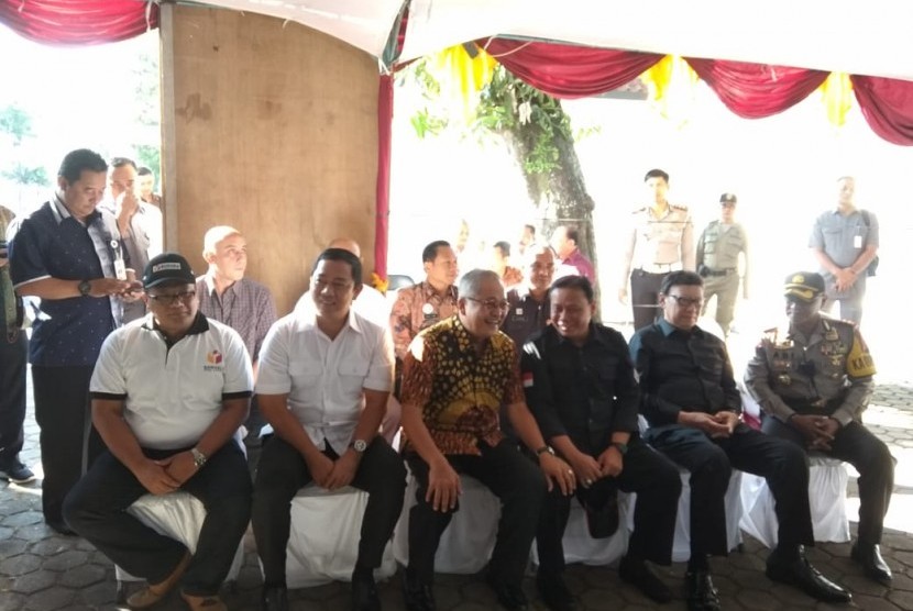 Mendagri Tjahjo Kumolo, bersama Ketua Bawaslu, Abhan, saat melakukan pemantauan pemungutan suara Pilkada Serentak 2018 di Semarang, Jawa Tengah, Rabu (27/6). Tjahjo mengungkapkan data pemilih atas nama dirinya tercatat ganda di Jawa Tengah dan DKI Jakarta.