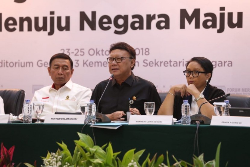 Home Affairs Minister Tjahjo Kumolo (center) delivers a presentation on President Joko Widodo (Jokowi) administration's achievement over the past four years, at the State Secretariat, Jakarta, on Thursday.