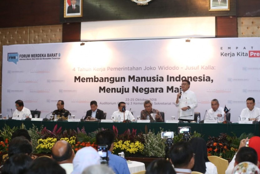 Mendagri Tjahjo Kumolo dalam Konferensi Pers 4 Tahun Pemerintahan Jokowi dan Jusuf Kalla yang diselenggarakan di Gedung Sekretariat Negara Jakarta di Jakarta, Rabu (24/10)