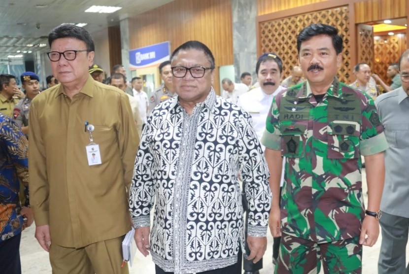 Mendagri Tjahjo Kumolo dan Panglima TNI bersama Ketua DPD menyampaikan evaluasi pemilu di DPD RI