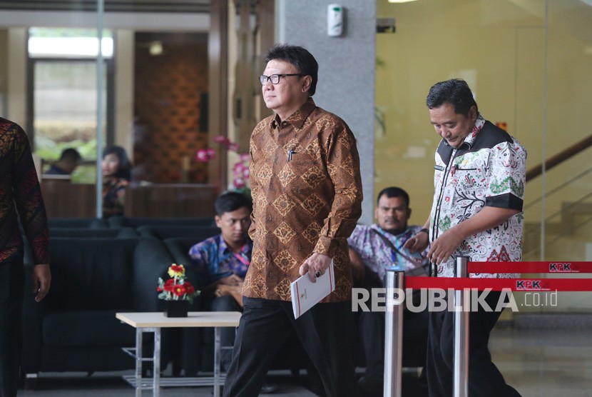 Mendagri Tjahjo Kumolo (kedua kanan) berjalan keluar Gedung KPK usai menjalani pemeriksaan di Jakarta, Jumat (25/1/2019).