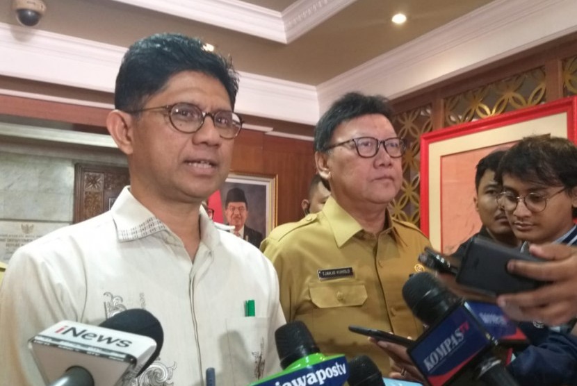 Mendagri Tjahjo Kumolo (kedua kiri) dan Wakil Ketua KPK Laode Muhammad Syarif (kiri) di Gedung Kemendagri, Jakarta Pusat, Selasa (27/8). 