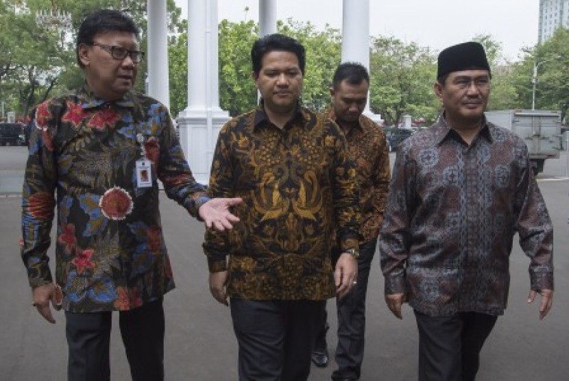 Mendagri Tjahjo Kumolo (kiri) berbincang dengan Ketua KPU Husni Kamil Manik (kedua kiri), Ketua DKPP Jimly Asshiddiqie (kanan) dan Anggota KPU Sigit Pamungkas (kedua kanan) sembari berjalan menuju ruang pertemuan dengan Presiden Joko Widodo di Istana Negar