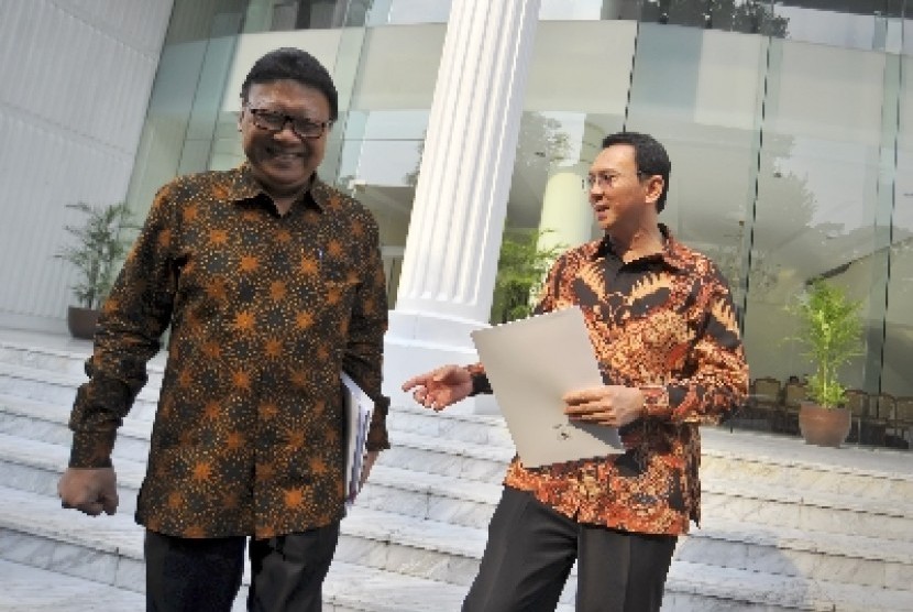   Mendagri Tjahjo Kumolo (kiri) berdiskusi dengan Gubernur DKI Basuki Tjahaja Purnama (kanan).