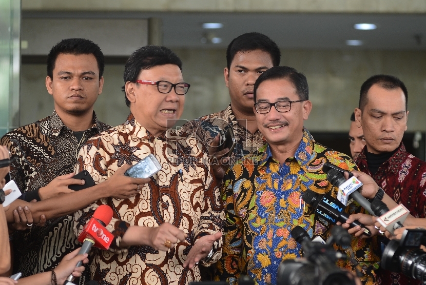 Mendagri Tjahjo Kumolo (kiri) bersama Menteri Agraria dan Tata Ruang/Kepala BPN Ferry Mursyidan Baldan (kedua kanan) memberikan keterangan kepada wartawan seusai mengadakan pertemuan dengan Pimpinan KPK di Jakarta, Jumat (21/8).