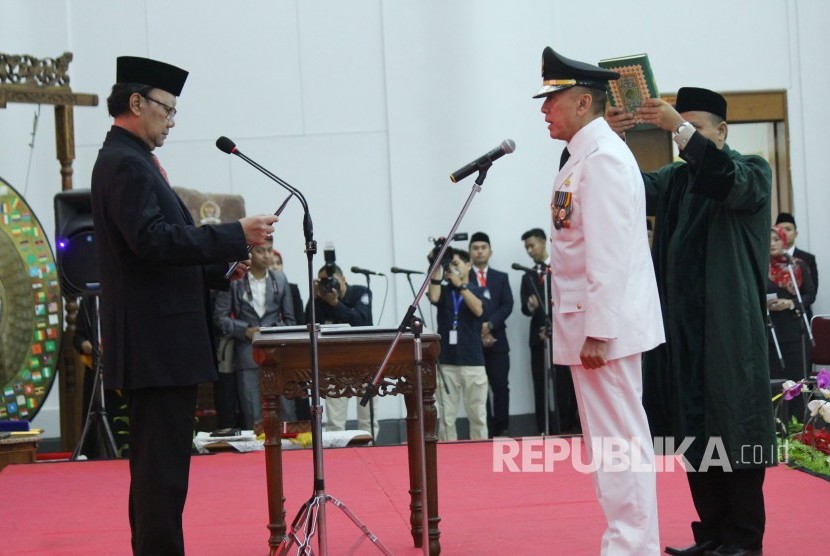 Mendagri Tjahjo Kumolo (kiri) melantik Komjen Pol Mochamad Iriawan sebagai Penjabat (Pj) Gubernur Jawa Barat, di Gedung Merdeka, Kota Bandung, Senin (18/6).
