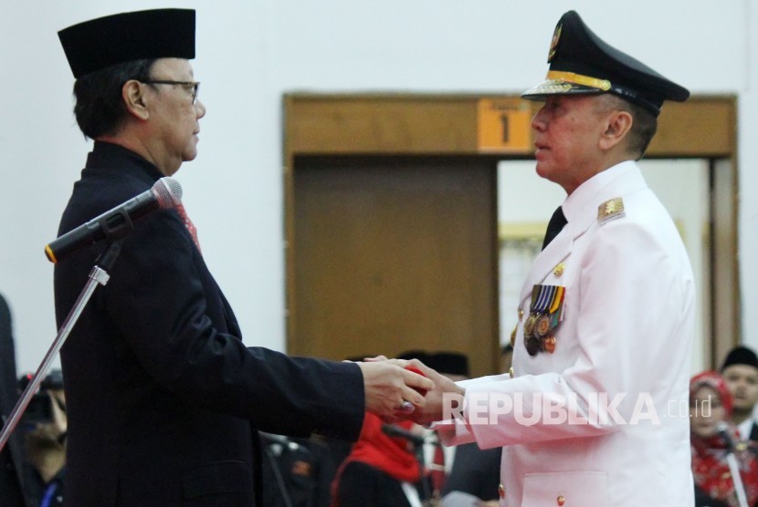 Mendagri Tjahjo Kumolo (kiri) melantik Komjen Pol Mochammad Iriawan sebagai Penjabat (Pj) Gubernur Jawa Barat, di Gedung Merdeka, Kota Bandung, Senin (18/6).