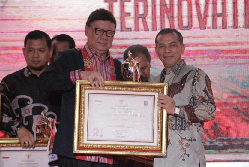   Mendagri Tjahjo Kumolo (kiri) menyerahkan Innovative Government Award (IGA) tahun 2019 kepada Wali Kota Ir H Ajay Muhammad Priatna MM (kanan) di Jakarta, Senin (7/10). 