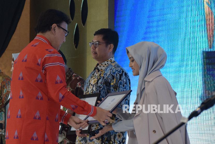 Mendagri Tjahjo Kumolo memberikan anugerah syariah republika kategori The Best Sharia Payment Fintech kepada perwakilan Pay Tren pada acara Arugrah Syariah Republika di Jakarta, Kamis (8/11)