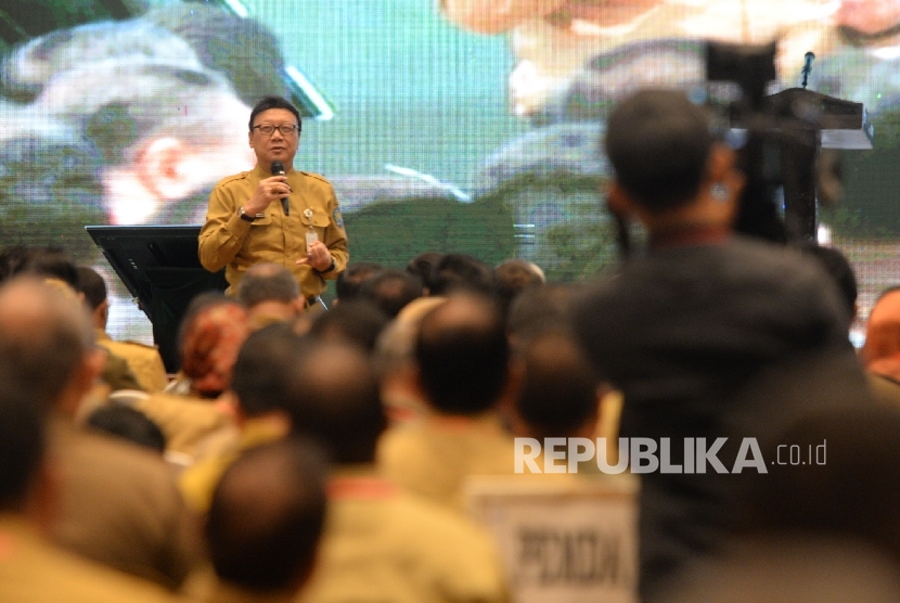 Mendagri Tjahjo Kumolo memberikan paparan saat Rapat Koordinasi Pilkada Serentak 2017 di Jakarta, Selasa (31/1). 