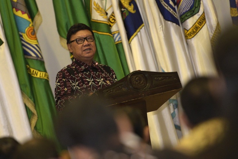 Mendagri Tjahjo Kumolo memberikan pengarahan dalam Rakor Pengawasan Tingkat Nasional 2015 di Kantor Kementerian Dalam Negeri, Jakarta, Selasa (15/12). 