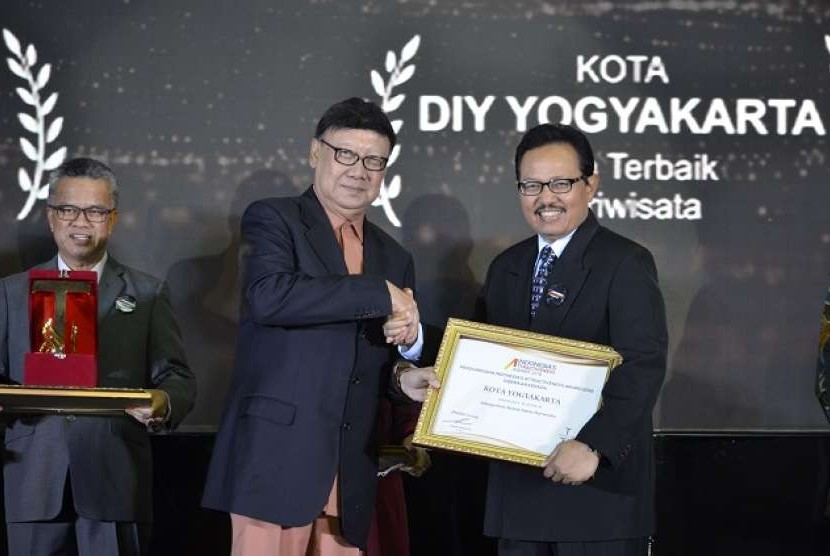 Mendagri, Tjahjo Kumolo, memberikan penghargaan Indonesia's Attractiveness Award 2018 kepada Wakil Wali Kota Yogyakarta, Heroe Poerwadi.