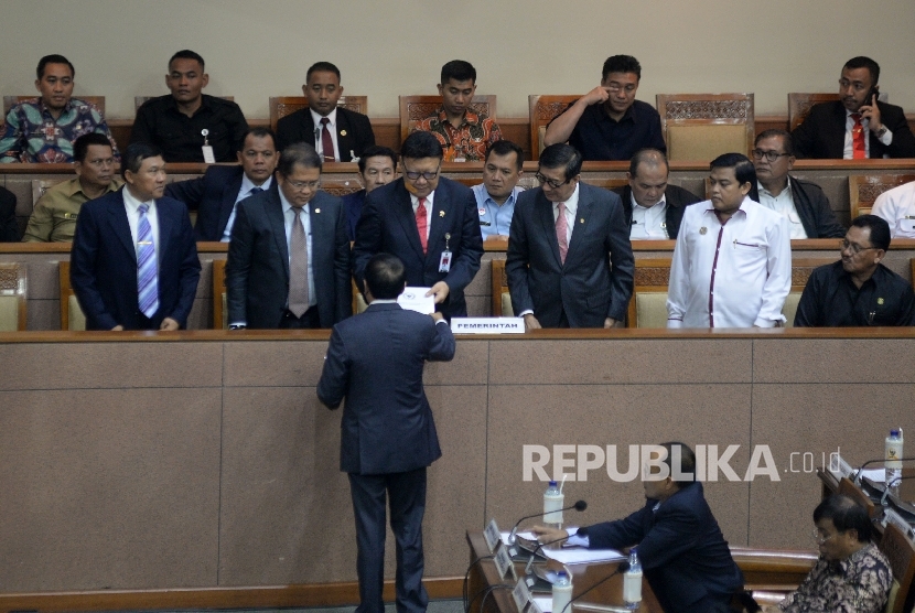 Mendagri Tjahjo Kumolo, Menkominfo Rudiantara dan Menkumham Yasonna Laoly pada Rapat Paripurna pengesahan UU Ormas di Kompleks Parlemen, Senayan, Jakarta, Selasa (24/10).