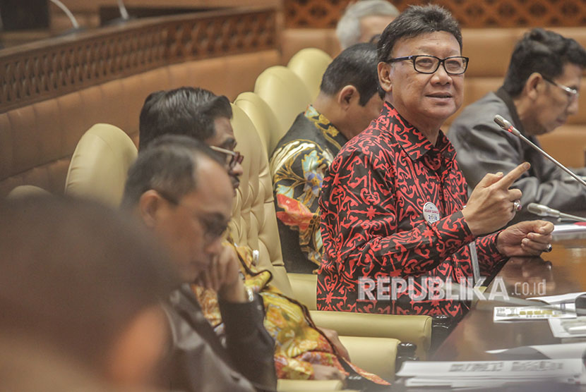 Mendagri Tjahjo Kumolo menyampaikan pendapatnya saat saat raker dengan Komisi II DPR di Kompleks Parlemen Senayan, Jakarta, Kamis (24/5). 