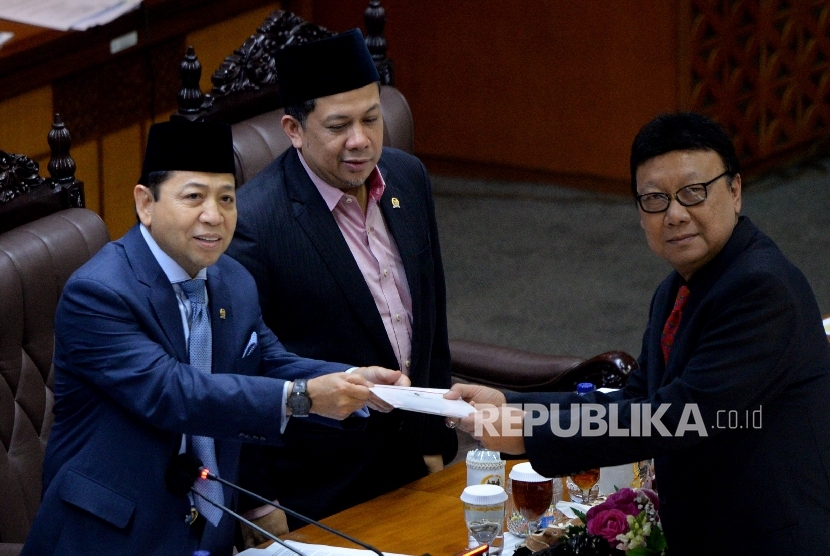 Mendagri Tjahjo Kumolo menyerahkan laporan pandangan pemerintah kepada Ketua DPR RI Setya Novanto saat Rapat Paripurna ke-32 masa persidangan V tahun sidang 2016-2017 di Kompleks Parlemen Senayan, Jakarta, Kamis (20/7).