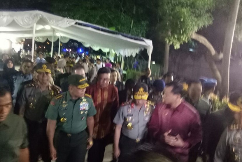 Mendagri Tjahjo Kumolo, Panglima TNI Jenderal Gatot Nurmantyo dan Kapolri Jenderal Pol Tito Karnavian melakukan kunjungan ke sejumlah posko PAM Ops Lilin 2016 di sejumlah gereja di Jakarta pada Sabtu (24/12).