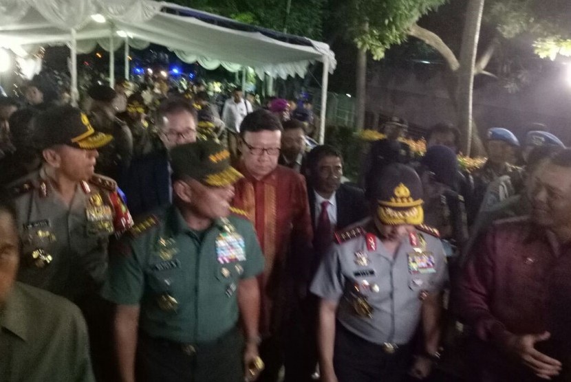 Mendagri Tjahjo Kumolo, Panglima TNI Jenderal Gatot Nurmantyo dan Kapolri Jenderal Pol Tito Karnavian melakukan kunjungan ke sejumlah posko PAM Ops Lilin 2016 di sejumlah gereja di Jakarta pada Sabtu (24/12).