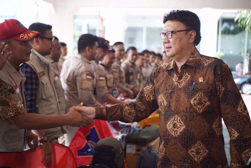 Mendagri Tjahjo Kumolo saat pelepasan Tim Pendampingan Kemendagri di depan Halaman Kantor Pusat Kemendagri, Selasa (2/10)