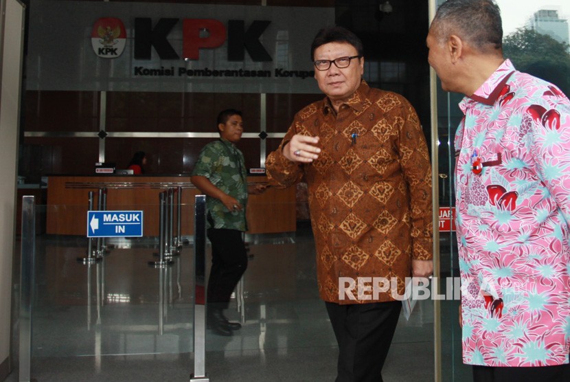 Mendagri Tjahjo Kumolo (tengah) berjalan keluar Gedung KPK usai menjalani pemeriksaan di Jakarta, Jumat (25/1/2019). 