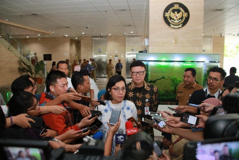 Mendagri Tjahjo Kumolo usai acara Entry Meeting Pemeriksaan atas penilaian kembali barang milik negara Tahun 2017-2018 dengan Menkeu Sri Mulyani di Auditorium BPK, Senin (22/10).