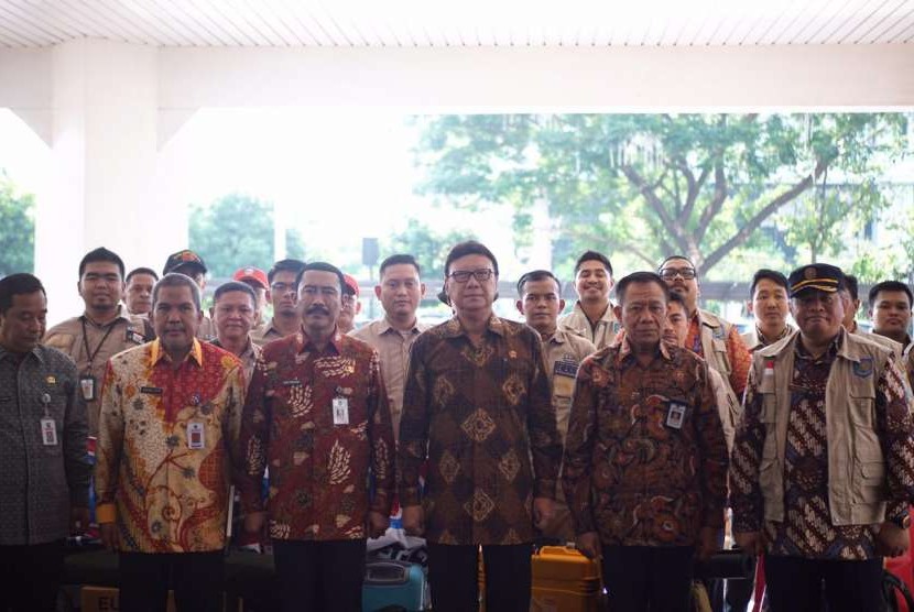 Mendagri Tjahjo Kumolo usai melepas dan memberikan arahan Tim Pendampingan Kemendagri di halaman kantor Kemendagri di Jakarta, Selasa (2/10)