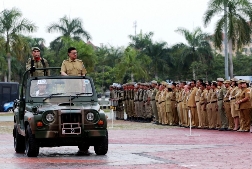 Mendagri Tjahyo Kumolo (kedua kiri) menginspeksi peserta apel Camat dan Satuan Polisi Pamong Praja (Satpol PP) se-Indonesia di Batam, Kepulauan Riau, Jumat (18/9). 