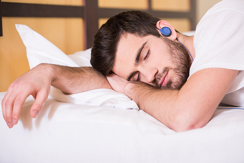 Pakar jelaskan efek memakai penutup telinga saat tidur malam.