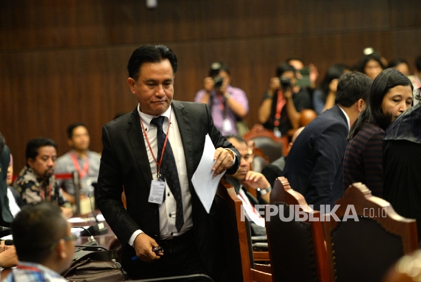 Mendengarkan Keterangan Pihak Terkait. Pakar Hukum Tata Negara Yusril ihza Mahendra bersiap menyampaikan keterangan dari pihak terkait pada lanjutan sidang uji materi UU Pilkada di Mahkamah Konstitusi, Jakarta, Kamis (15/9).