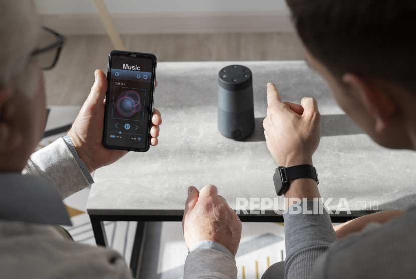 Mendengarkan musik di platform digital (ilustrasi). Sony Music meminta platform digital menghapus lebih dari 260 ribu lagu deepfake berbasis kecerdasan buatan (Al) hingga akhir September.