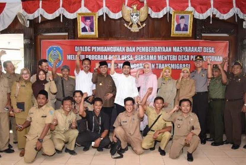 Mendes Marwan Jafar (tengah) Foto bersama Bupati Nganjuk Jawa Timur, Taufiqurrahman (enam dari kiri) beserta para Kepala Desa Kabupaten Nganjuk, usai acara Dialog Pembangunan dan Pemberdayaan Masyarakat melalui Program Dana Desa, di Pendopo Kabupaten Nganj