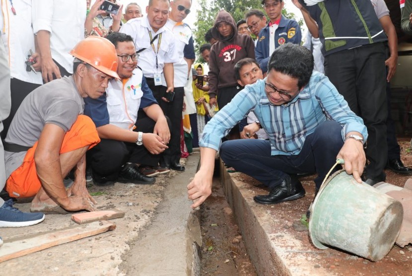 Mendes PDTT Abdul Halim Iskandar berbincang dengan warga Desa Bojongkulur, Kecamatan Gunung Putri, Kabupaten Bogor (4/12).