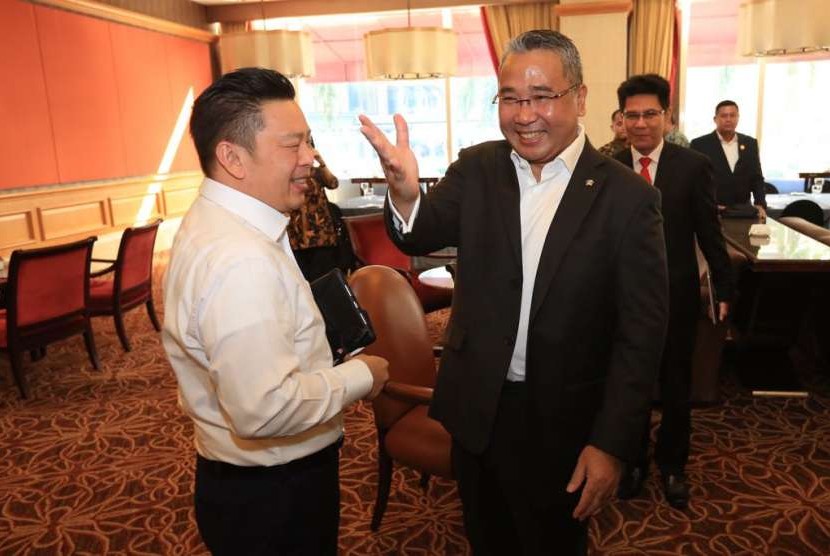 Mendes PDTT Eko Putro Sandjojo melakukan kesepakatan dengan Minister of International Trade and Industry (MITI) H.E. Darell Leiking dari Kedutaan Besar Malaysia Bahagian Perdagangan
