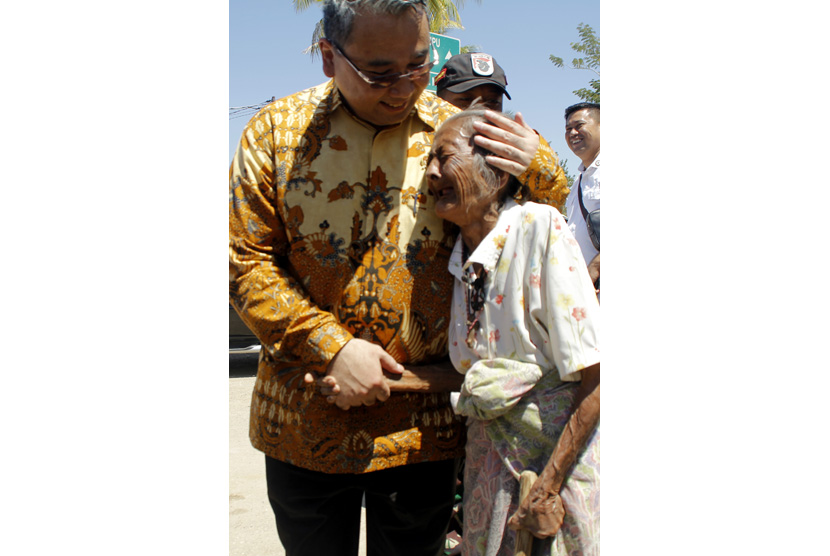 Mendes-PDTT Eko Putro Sandjojo memeluk seorang wanita tua yang menanggis saat meninjau pembangunan Pos Lintas Batas Negara (PLBN) Mota Ain, Kabupaten Belu, NTT Selasa, (16/8). 
