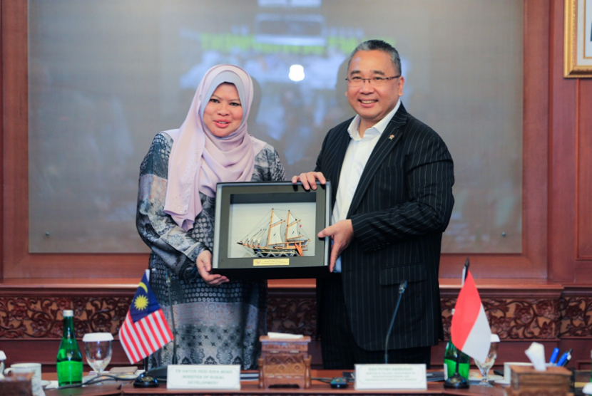 Mendes PDTT Eko Putro Sandjojo mengelar pertemuan dengan Menteri Pembangunan Luar Bandar YB Datuk Seri Rina Mohd Harun.