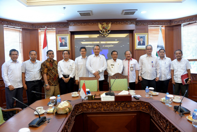Mendes PDTT Eko Putro sandjojo saat menerima kunjungan Bupati Kabupaten Sijunjung Yuswir Arifin, Sumatera Barat di Kantor Kemendes PDTT pada Rabu (3/1).