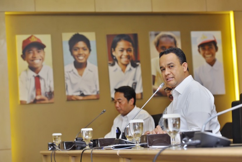 Mendikbud Anies Baswedan (kanan) memaparkan hasil persiapan Ujian Nasional (UN) SMA, Jakarta, Kamis (9/4). (Antara/Yudhi Mahatma)