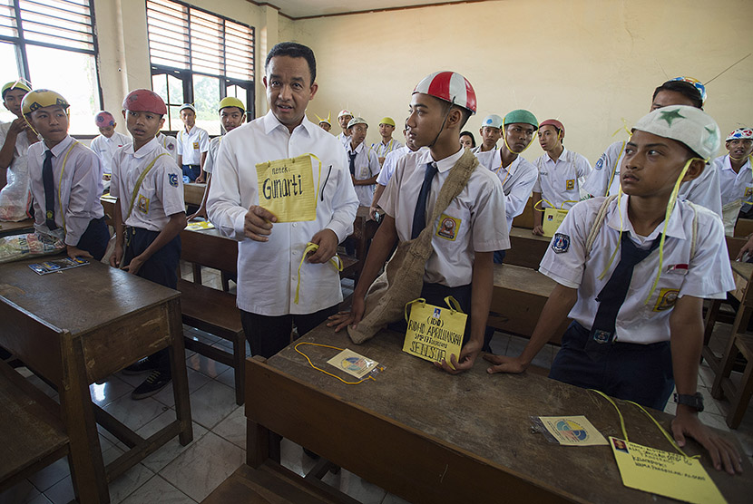  Mendikbud Anies Baswedan (ketiga kiri) menemukan praktik perpeloncoan terhadap siswa baru yang  mengikuti Masa Orientasi Peserta Didik Baru (MOPDB) di SMK Yuppentek 1 Tangerang, Banten, Rabu (29/7). (Antara/Widodo S. Jusuf)