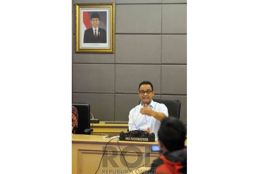  Mendikbud Anies Baswedan memberikan keterangan pers terkait penghentian pelaksanaan kurikulum 2013 di Gedung Kementerian Pendidikan dan Kebudayaan, Jakarta, Jumat (5/12).(Republika/Agung Supriyanto)