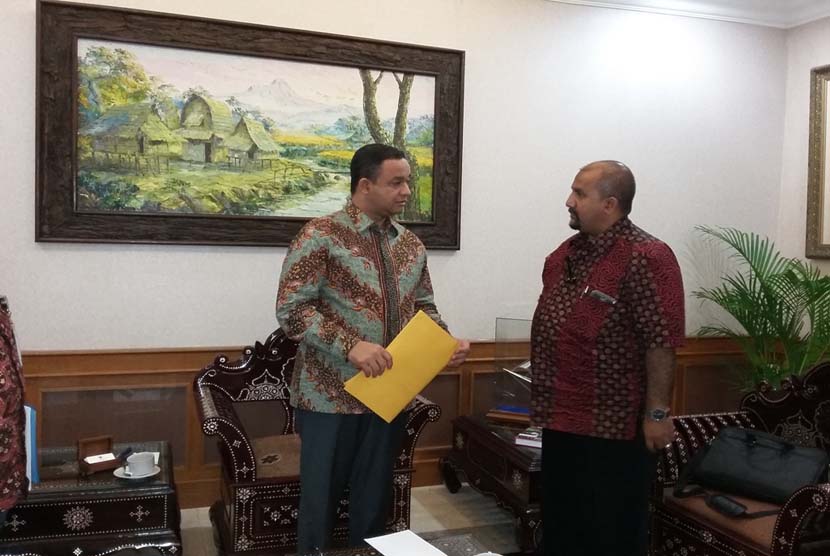 Mendikbud Anies Rasyid Baswedan (kiri) berbincang dengan Ketua Panitia Islamic Book Fair (IBF) 2016 M Anis Baswedan di Kantor Kemendikbud Jakarta, Kamis (21/1).