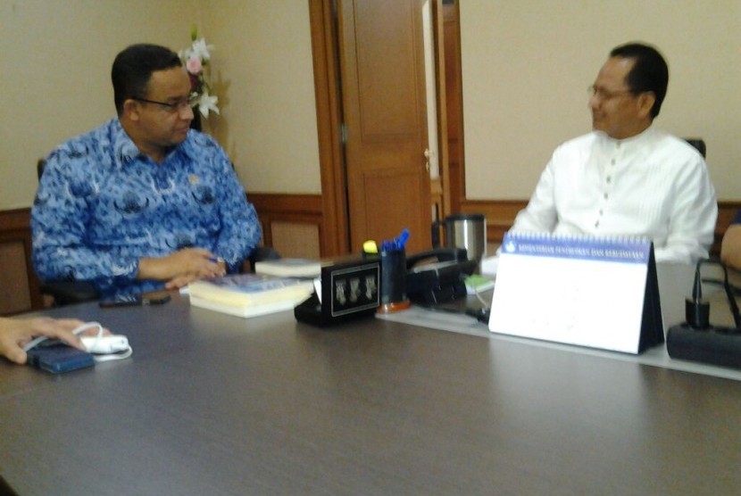 Mendikbud Anies Rasyid Baswedan (kiri) dan Sekretaris Umum AMIND Afrizal Sinaro.