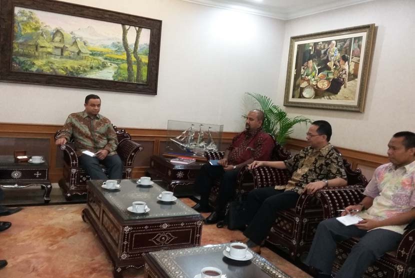 Mendikbud Anies Rasyid Baswedan (kiri) menerima Panitia IBF 2016 yang dipimpin ketuanya, M Anis Baswedan (kedua dari kiri) dan Ketua Ikapi DKI Jakarta Afrizal Sinaro (ketiga dari kiri).