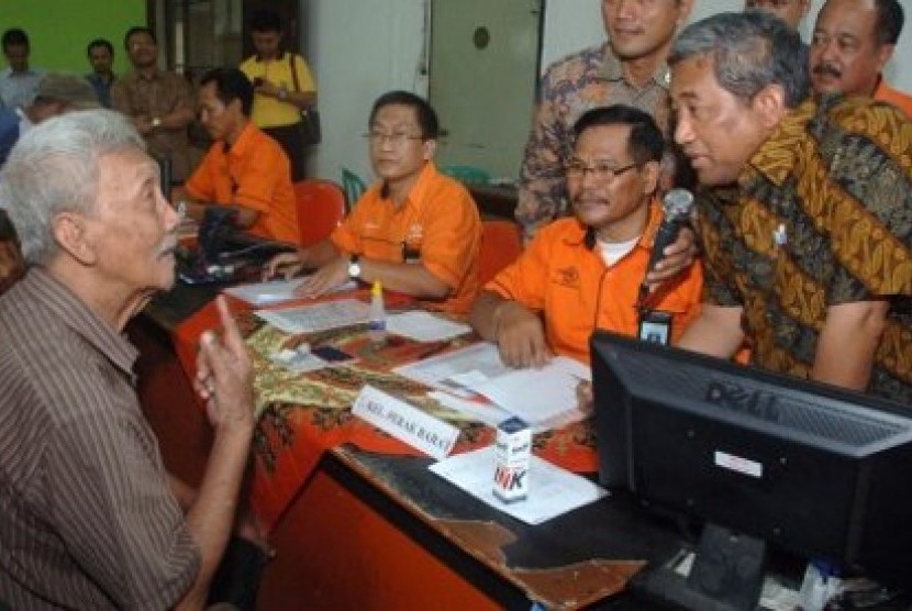 Mendikbud M. Nuh (kanan) berbincang dengan warga diela-sela peninjauan pemberian dana Bantuan Langsung Sementara Masyarakat (BLSM) di Kantor Pos Besar, Kebonrojo, Surabaya, Jatim, Sabtu (22/6/2013)