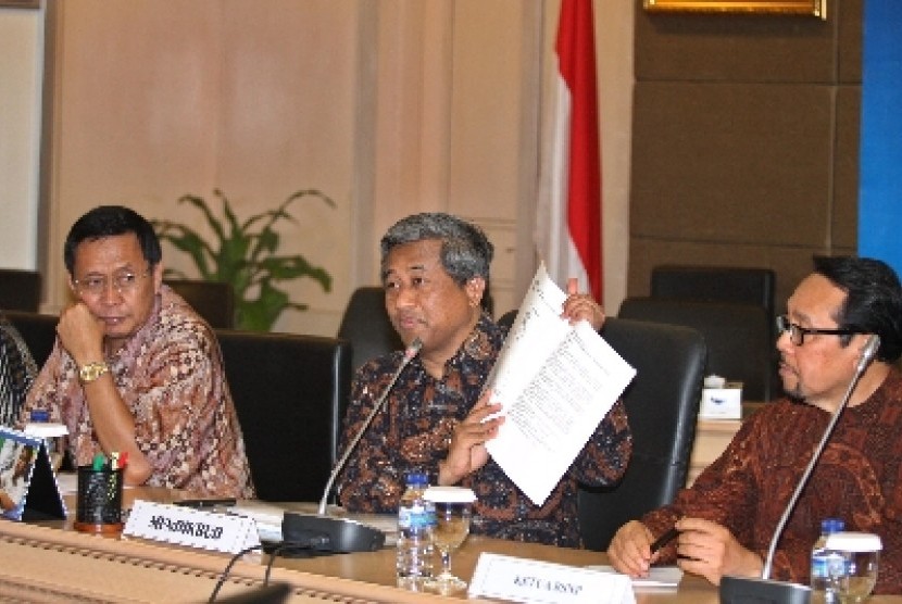 Mendikbud M Nuh (tengah) saat memberikan keterangan kepada wartawan mengenai Hasil Ujian Nasional SMP/SMPLB tahun Pelajaran 2011/2012 di Kantor Kementerian Pendidikan dan Kebudayaan, Jakarta, Jumat (1/6). 