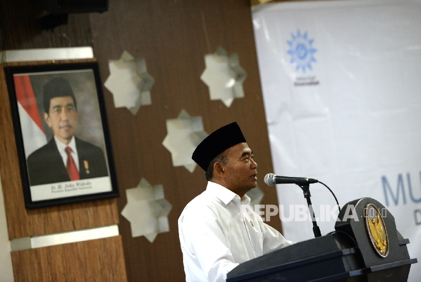 Mendikbud Muhadjir Effedy memberikan paparan saat Seminar Pendidikan pada Tanwir Muhammadiyah di Islamic Center Ambon, Maluku, Kamis (23/2)