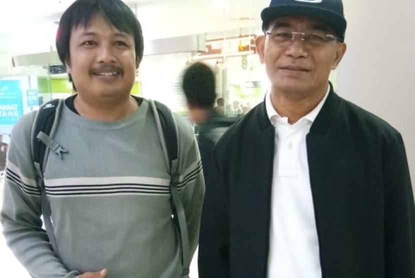 Mendikbud Muhadjir Effendy bersama Wartawan Republika Erik Purnama Putra, di Bandara Juanda, Selasa (12/6).