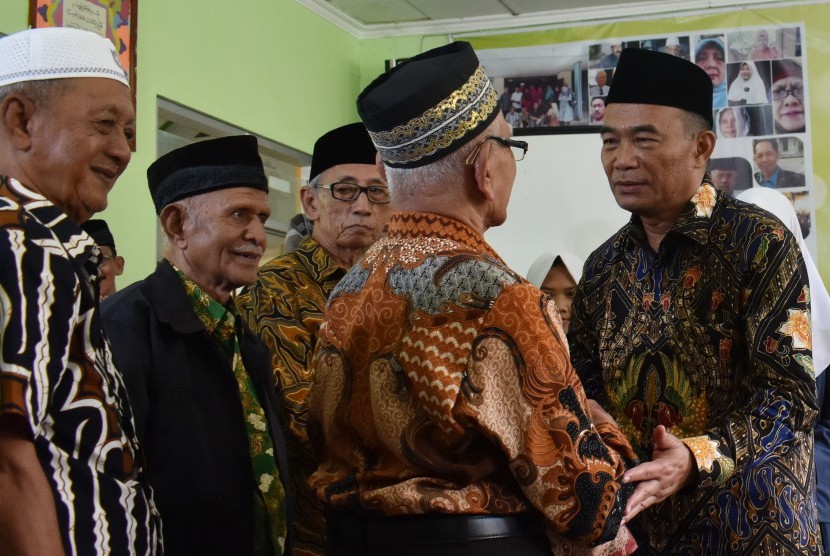 Mendikbud Muhadjir Effendy (kanan) berbincang dengan gurunya saat reuni bersama teman-teman satu alumni dan para guru Pendidikan Guru Agama Negeri (PGAN) 6 Tahun di gedung Madrasah Tsanawiyah Negeri (MTsN) Kota Madiun, Jawa Timur, Jumat (17/2). 
