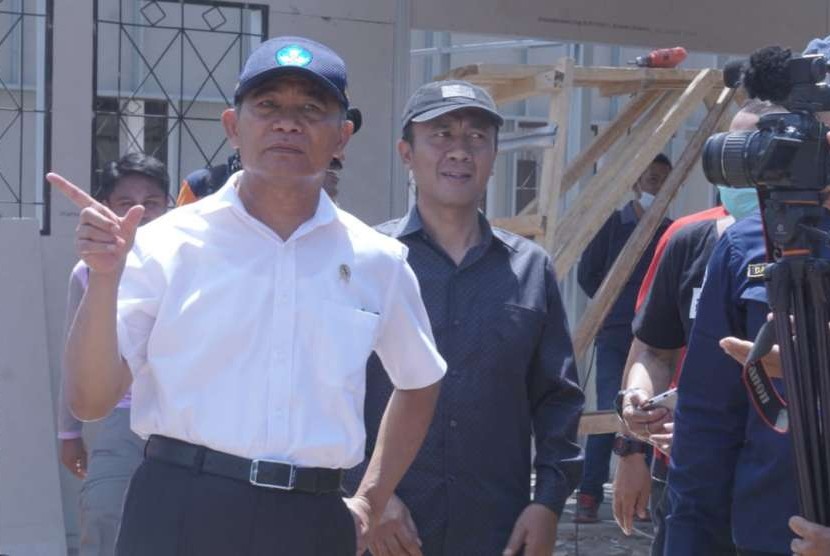 Mendikbud Muhadjir Effendy (kiri) dan Bupati Lombok Barat Fauzan Khalid (kanan) saat meninjau SDN 2 Kekait, Kecamatan Gunungsari, Lombok Barat, NTB, Ahad (9/9).