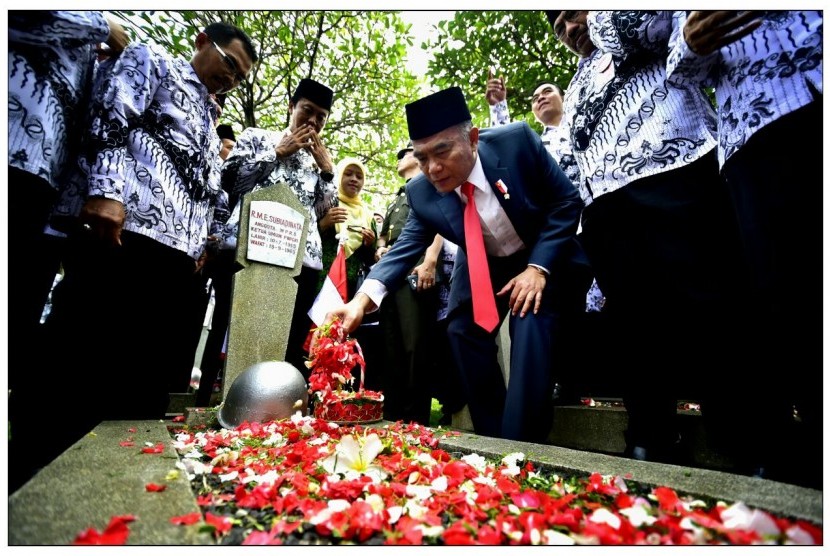 Mendikbud Muhadjir Effendy, melakukan tabur bunga di Taman Makam Pahlawan Kalibata dalam rangka memeringati Hari Guru, Rabu (23/11) 