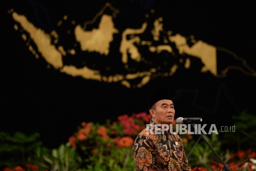 Mendikbud Muhadjir Effendy memberikan sambutan membuka MTQ Anak Yatim di Istana Negara, Jakarta, Senin (12/6).