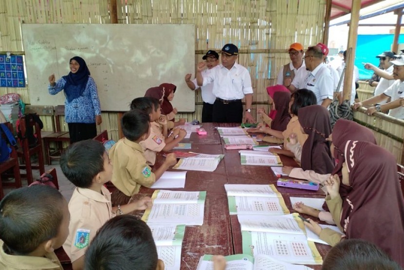 Mendikbud Muhadjir Effendy meninjau kegiatan belajar mengajar di sekolah tenda, di Palu, Sabtu (17/11).